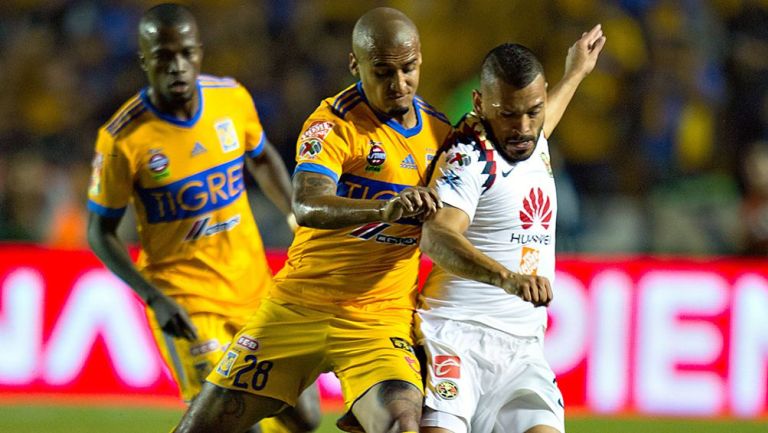 Miguel Samudio pelea un balón frente a Tigres