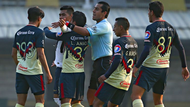 Jugadores de América reclaman al silbante 