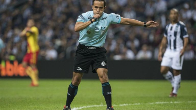 Isaac Pérez Durán señalando un penalti en el duelo entre Monterrey y Morelia