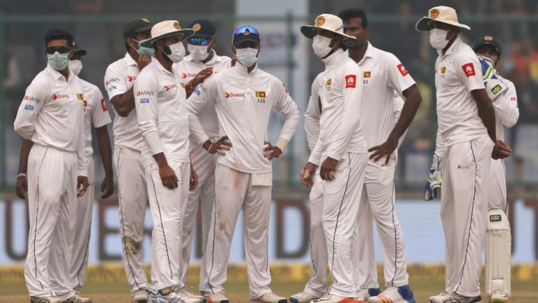 Jugadores de críquet de Sri Lanka con máscaras por la contaminación 