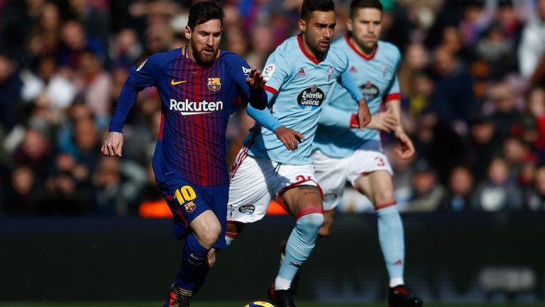 Messi conduce el balón frente al Celta en España 