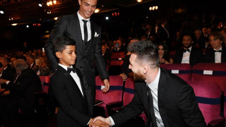 Cristiano Jr. y Messi se saludan durante la entrega del Premio The Best