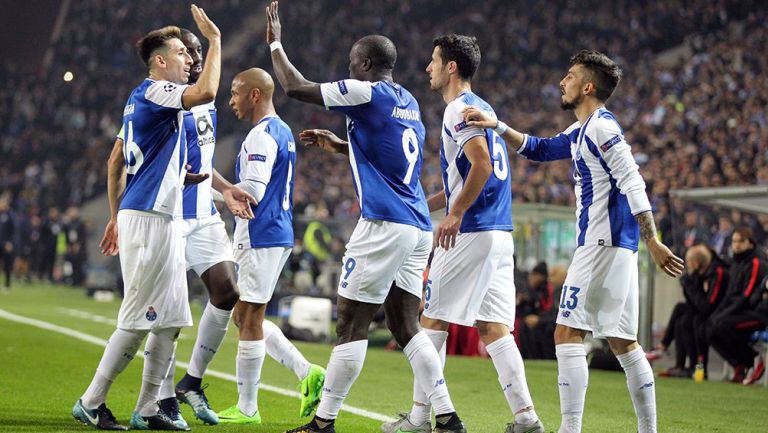 Jugadores del Porto celebran gol contra Mónaco