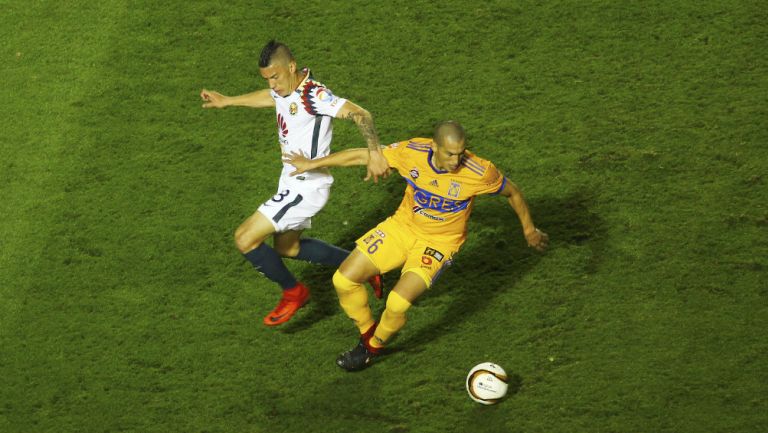 Mateus Uribe y Jorge Torres Nilo disputan el balón