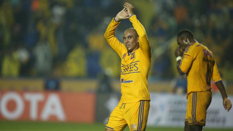 Arevalo en celebración de gol con Tigres 