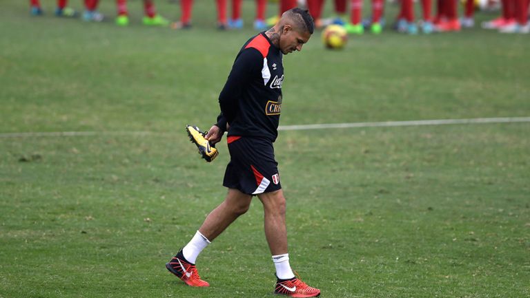 Paolo Guerrero se lamenta en entrenamiento de Perú