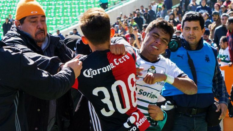 Jugadores de Atlas y Santos intercambian golpes en la Final Sub 20