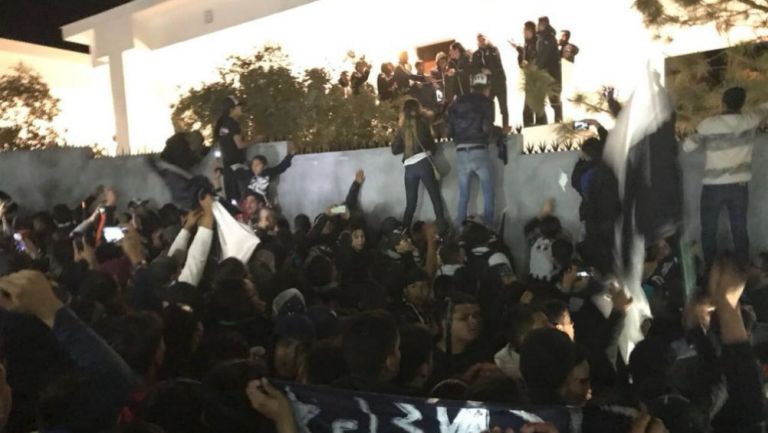 Aficionados de Rayados dedican una serenata a su equipo favorito