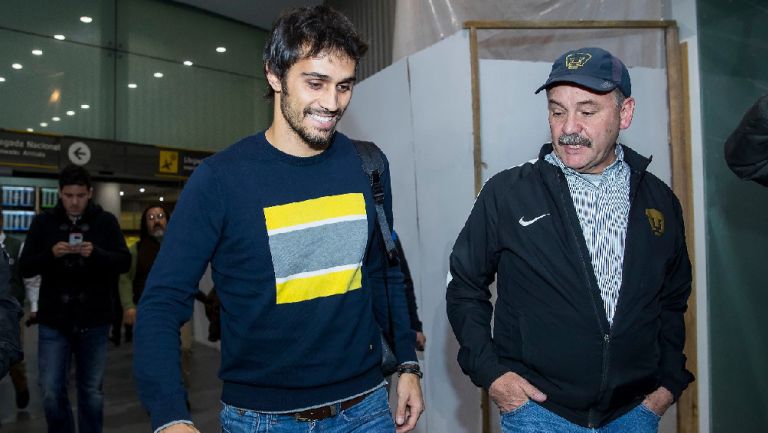 Arribas, junto a Pedro Arce en el aeropuerto de la CDMX