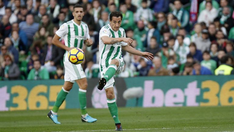 Guardado manda un pase en el juego contra el Atleti