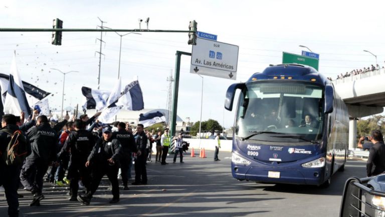 Autobús de Rayados arriba al Estadio BBVA Bancomer