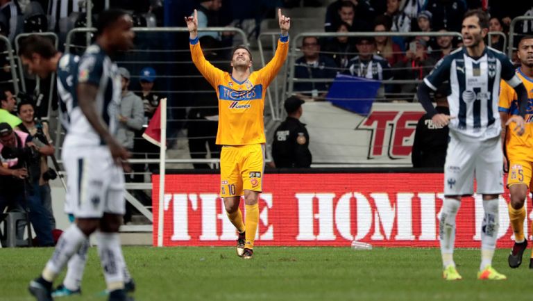 Gignac festeja un gol con Tigres