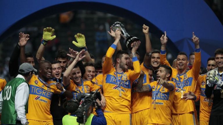 Gignac levanta el trofeo de la Liga MX junto a Tigres