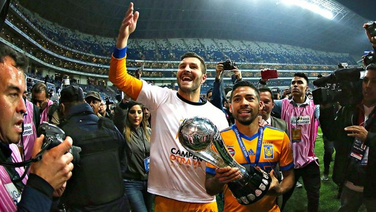 Gignac (izq) y Aquino (der) con el trofeo del título