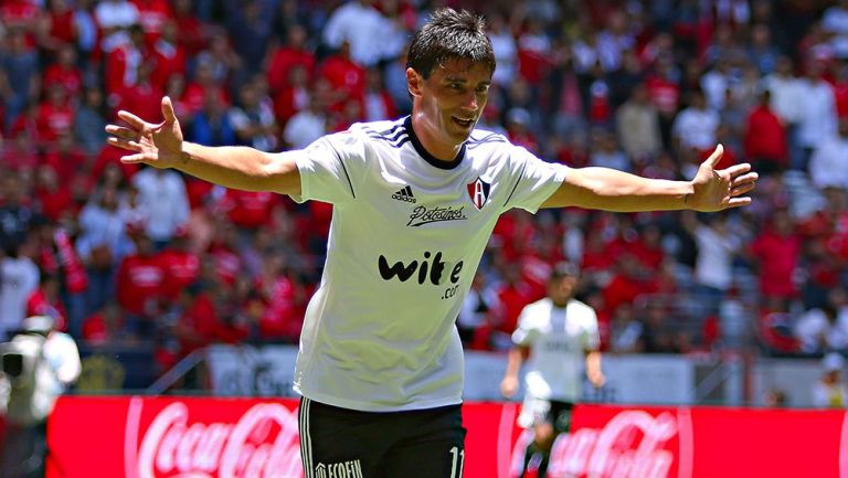 Matías Alustiza celebra un gol con Atlas