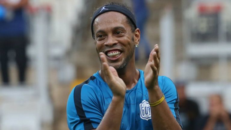 Ronaldinho aplaude durante un partido benéfico