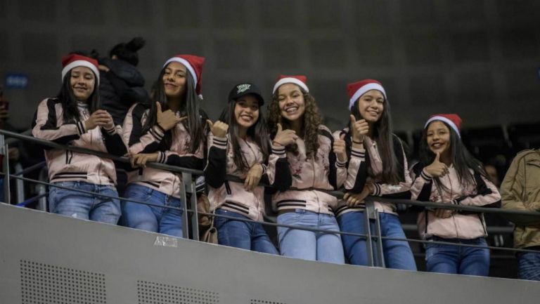 Linces apoyando a los Nets de Brooklyn en la Arena Ciudad de México