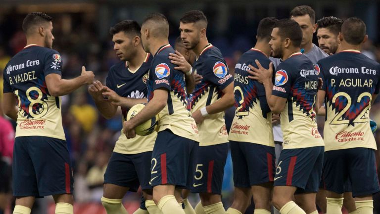 Jugadores del América tras un duelo en el Estadio Azteca 