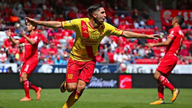 Diego Valdés festeja un gol con Monarcas en el juego contra Toluca