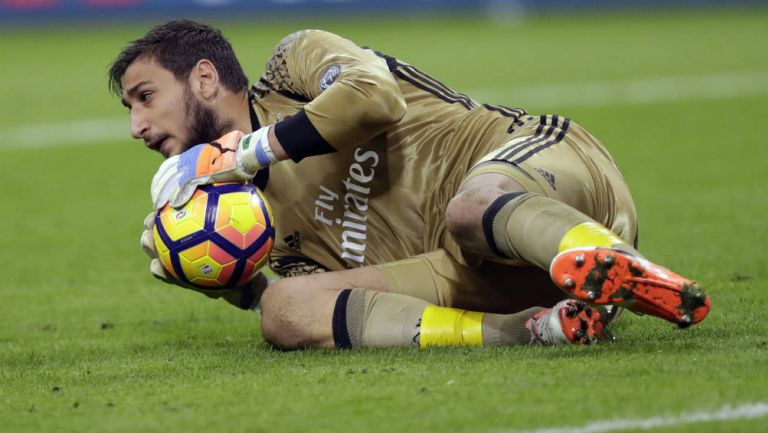 Donnarumma defendiendo la portería del Milan 