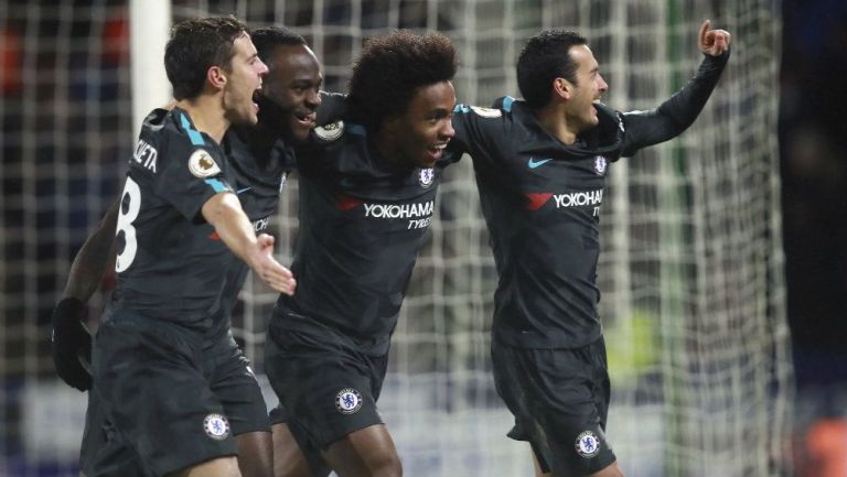 Jugadores del Chelsea celebran el gol de Pedro