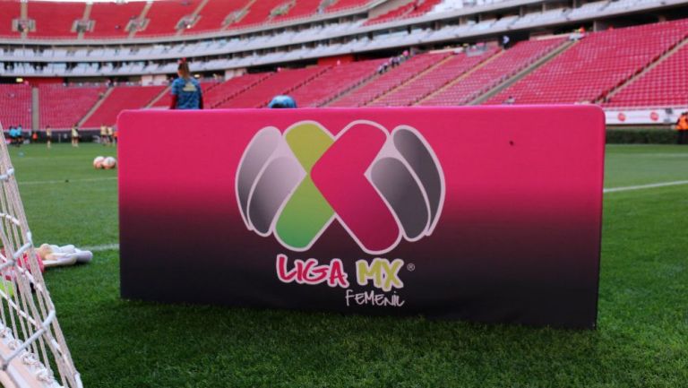 Logo de la Liga MX Femenil en la cancha del Estadio Chivas