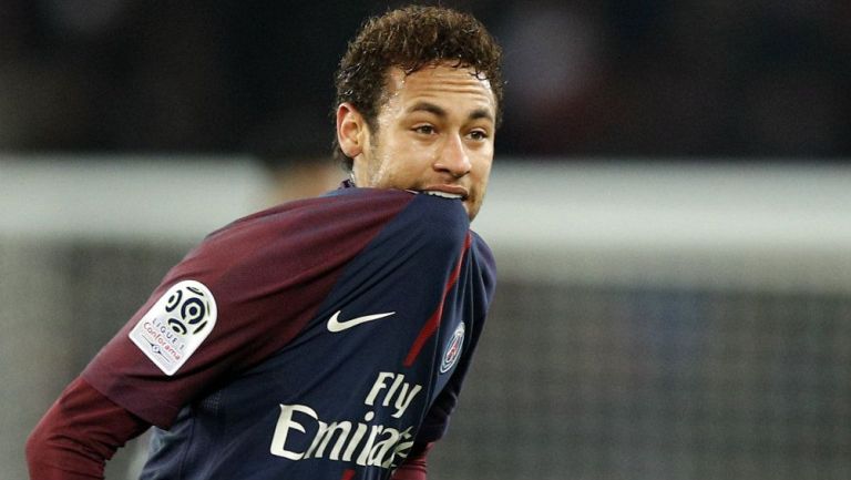 Neymar muerde su jersey en un partido con el PSG