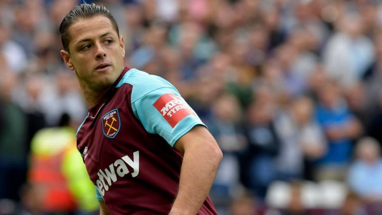 Chicharito durante un juego con West Ham en Premier 