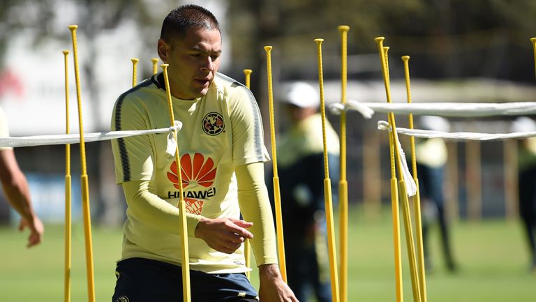 Pablo Aguilar en un entrenamiento del América