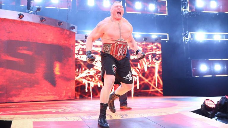 Brock Lesnar hace su entrada al ring