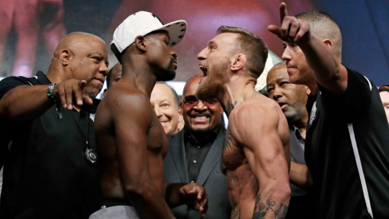 Mayweather y McGregor tras una ceremonia de pesaje