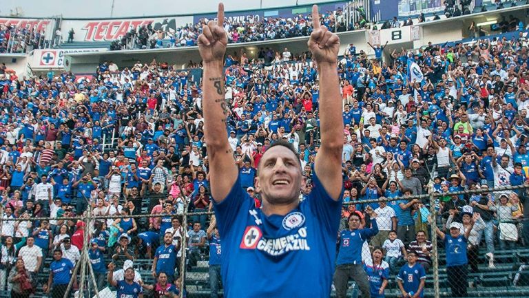 Chaco Giménez festeja un gol con Cruz Azul 
