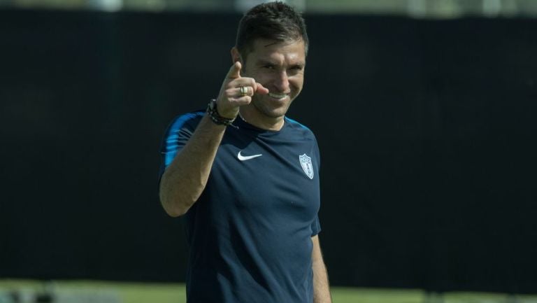 Diego Alonso sonríe durante un entrenamiento en Abu Dhabi