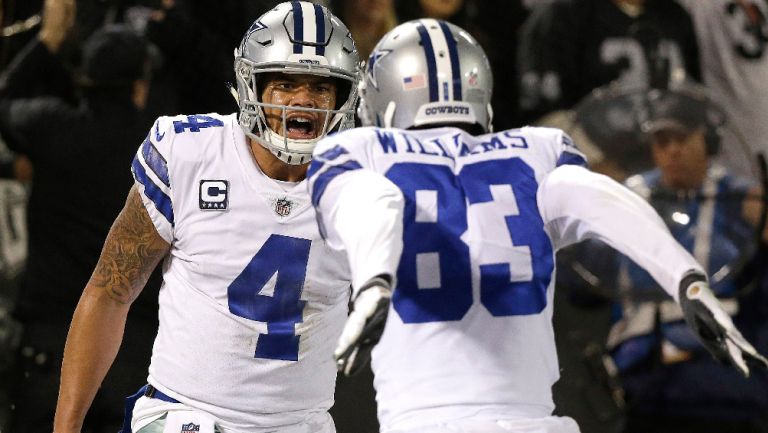 Prescott celebra con Williams un TD de los Cowboys