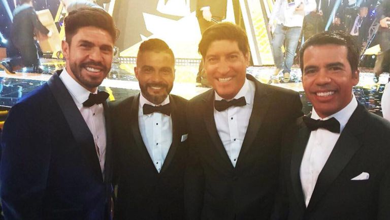 Peralta posa junto a Navia, Zamorano y Pavel Pardo en un evento de gala