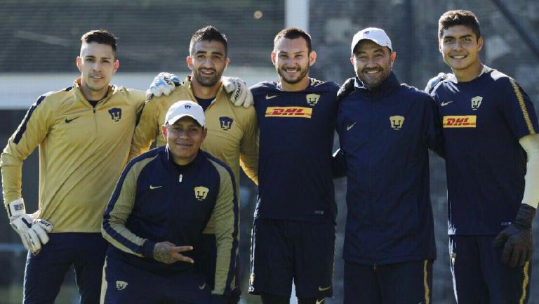 Capirossi posa con los arqueros de los Pumas