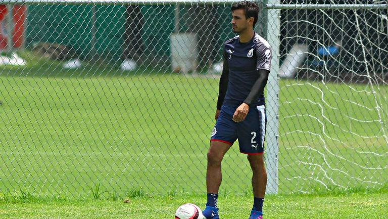 Alanís, durante un entrenamiento de Chivas 