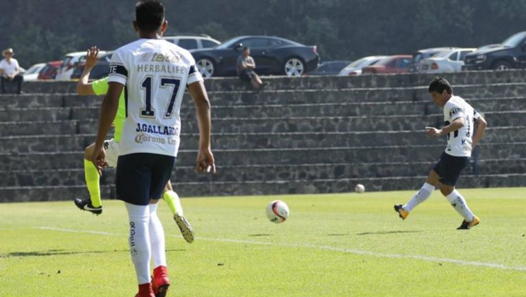 Matías Alustiza remata frente al arquero de Zacatepec