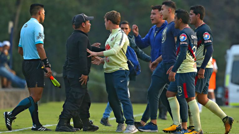 Canteranos del América reclaman al cuerpo arbitral