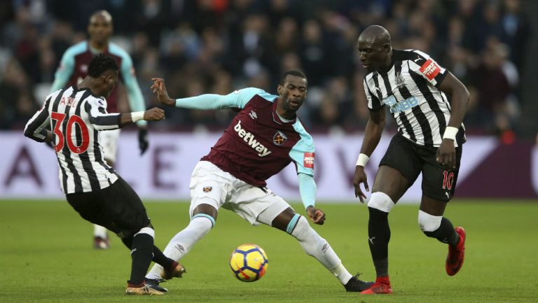 Obiang pelea por el balón frente al Newcastle