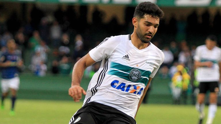 Alan Santos en un partido con Coritiba