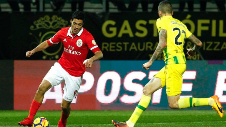 Jiménez controla el balón en un juego con Benfica