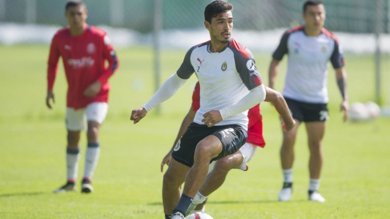 Oswaldo Alanís en un entrenamiento con Chivas