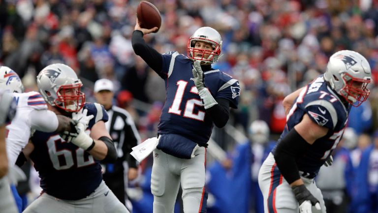 Brady manda un pase en un juego con Patriots