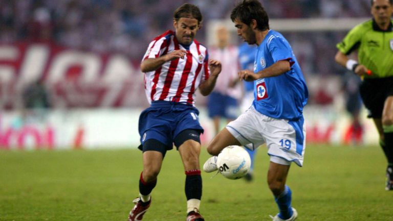 Chelito Delgado domina el balón frente a Manuel Sol de las Chivas