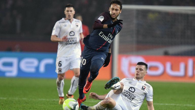 Caen Frederic Guilberty intenta cortar el disparo de Neymar