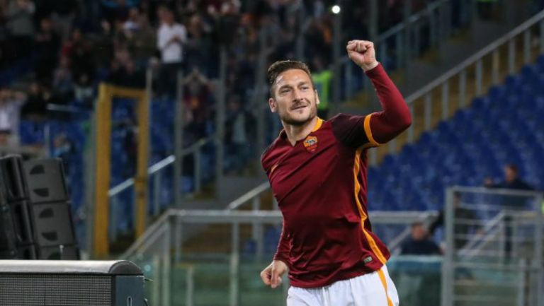 Francesco Totti celebra con la afición de la Roma 