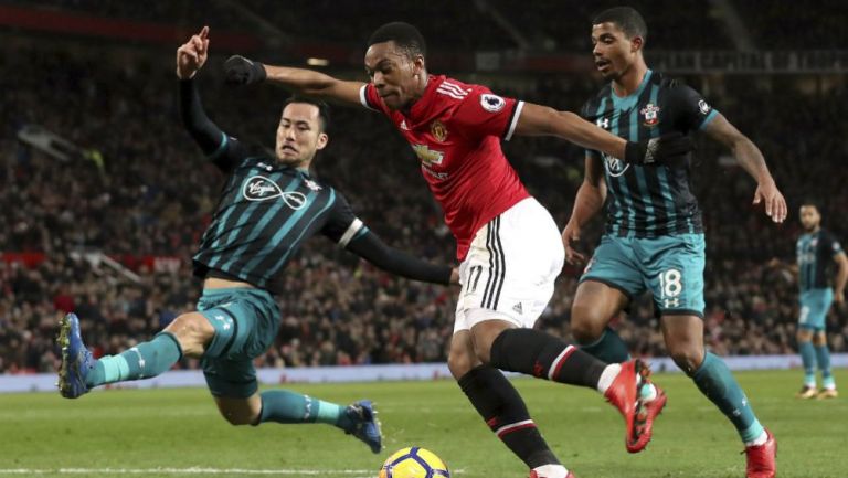 Anthony Martial se prepara para golpear el balón en el juego contra el Southampton