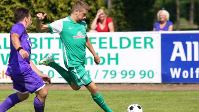 Klasnic prepara un tiro de zurda con el Werder Bremen