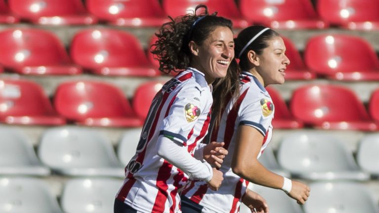 Tania Morales festeja con sus compañeras su gol contra Querétaro
